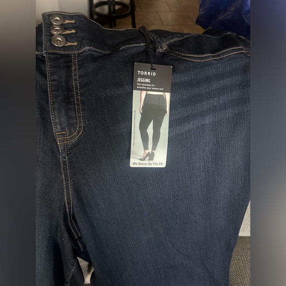 Dark blue denim Torrid jeggings- NWT - Picture 3 of 3